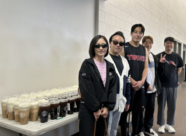 캠프를 찾은 이준씨 가족과 임찬규(사진=LG)