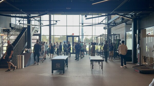 리노베이션을 마친 스타인브레너 필드 입구(사진=브랜든 쿠티 SNS)