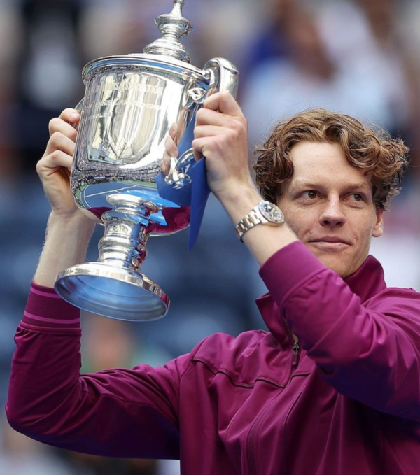 트로피를 높이 들어올리는 야닉 시너(사진=시너 SNS)