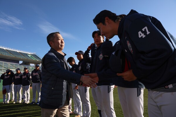 박정원 구단주가 선수단을 격려하고 있다(사진=두산)