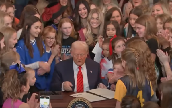 트럼프의 행정명령 서명에 환호하는 백인여성 운동선수들.