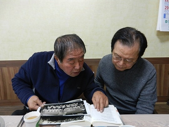 생전 배성서 감독이 야구 원로기자 홍순일 선생과 함께 사진자료를 살펴보는 장면(사진=스포츠춘추 DB)