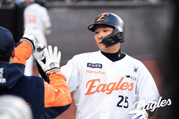 개장 첫 홈런을 터뜨린 김태연(사진=한화)