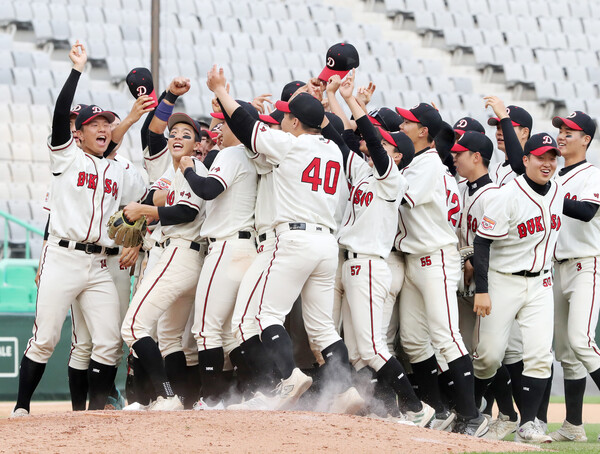 이마트배 2연패를 달성한 덕수고(사진=SSG)