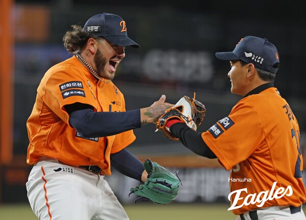 코디 폰세와 김태연(사진=한화)