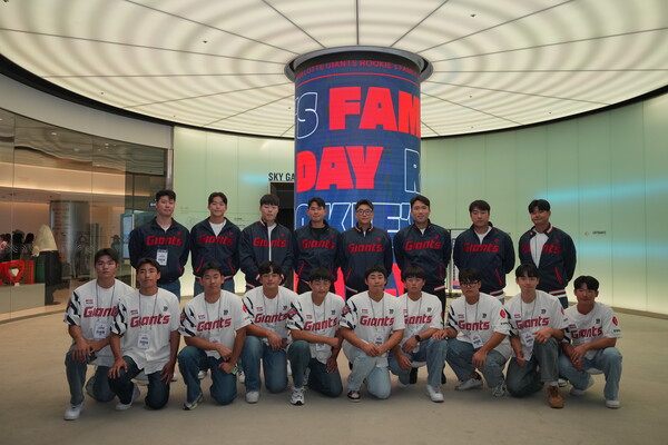 서울스카이를 방문한 롯데 선수단(사진=롯데)