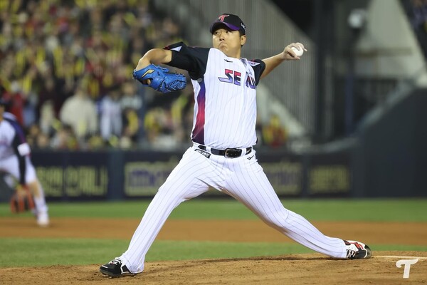 데뷔 첫 승을 올린 송승기(사진=LG)