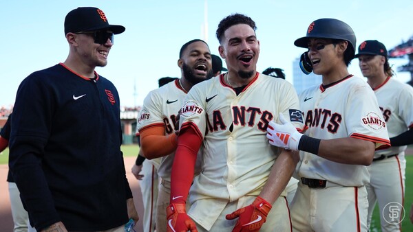 끝내기 승리의 기쁨을 누리는 이정후(사진=샌프란시스코 자이언츠)