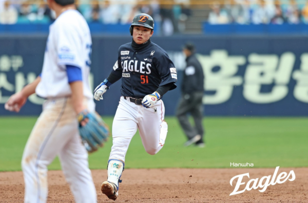 역전포를 터뜨린 문현빈(사진=한화)