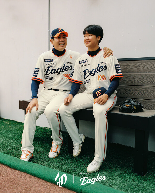 한화 레거시 유니폼 화보(사진=한화)