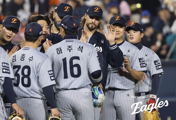 승리의 기쁨을 나누는 한화 선수단(사진=한화)