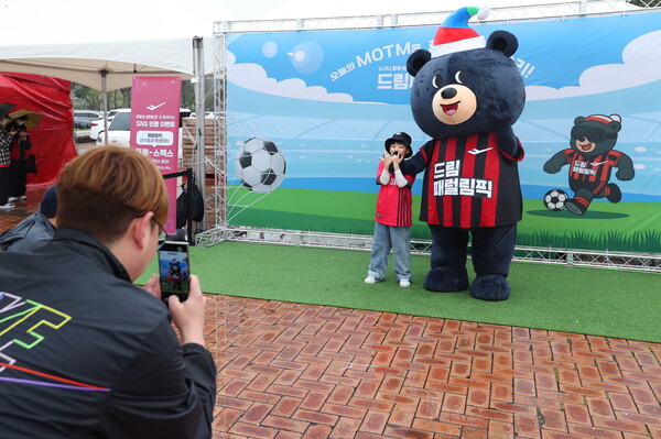 반다비와 기념촬영을 하는 참가자(사진=대한장애인체육회)