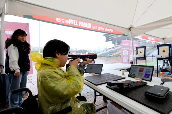 휠체어 레이저 사격 종목을 체험하는 참가자(사진=대한장애인체육회)