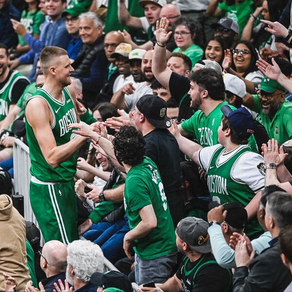 보스턴 팬들의 격한 환영을 받는 포르징기스(사진=보스턴 셀틱스 SNS)