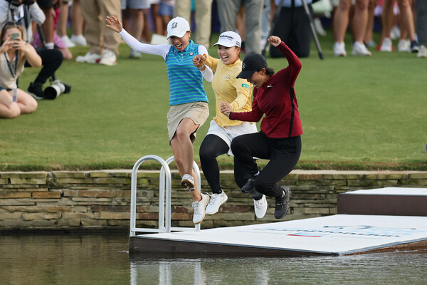 우승의 기쁨을 입수로 표현하는 사이고 마오(사진=LPGA SNS)