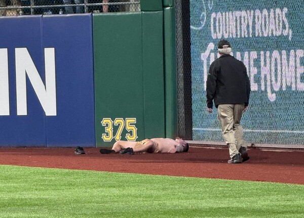 피츠버그 홈구장에서 관중이 추락하는 사고가 발생했다.