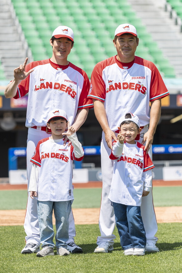 SSG 랜더스가 한국에서 큰 인기를 끌고 있는 산리오의 강아지 캐릭터 '포차코'와 손잡고 특별한 콜라보레이션 MD를 선보인다(사진=SSG)