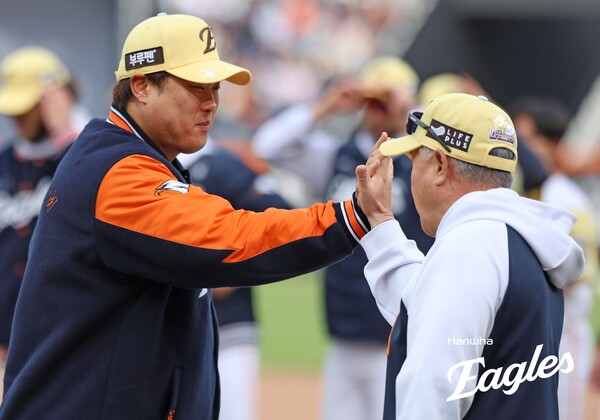 류현진과 김경문 감독(사진=한화)