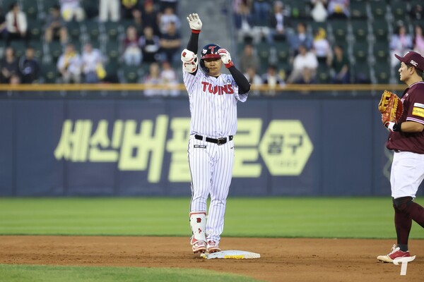 4안타 경기를 펼친 문보경(사진=LG)