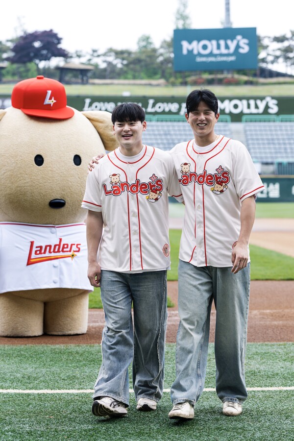 SSG가 카카오톡 인기 이모티콘 캐릭터 '깜자'와 함께한 협업 상품을 선보인다(사진=SSG)