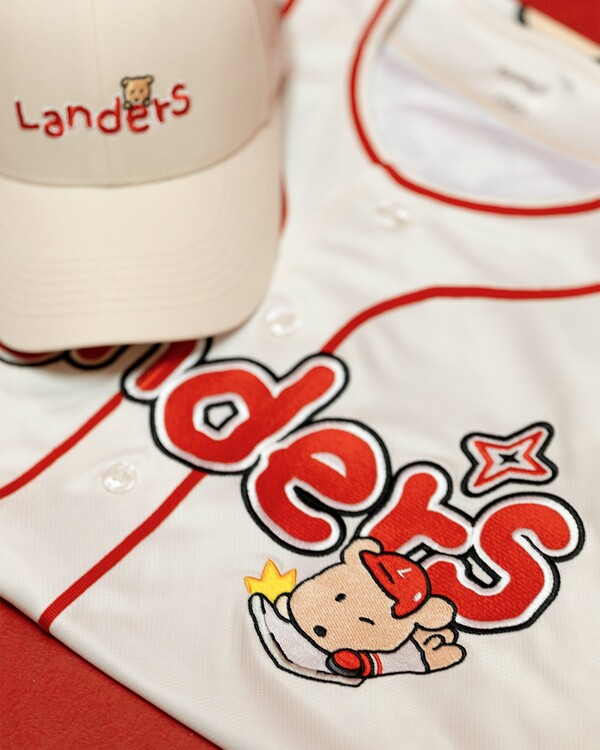 SSG가 카카오톡 인기 이모티콘 캐릭터 '깜자'와 함께한 협업 상품을 선보인다(사진=SSG)