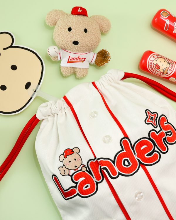 SSG가 카카오톡 인기 이모티콘 캐릭터 '깜자'와 함께한 협업 상품을 선보인다(사진=SSG)