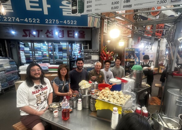 가족들과 함께 광장시장을 찾은 화이트(사진=SSG)