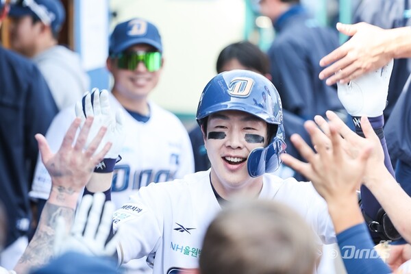 오랜만의 홈 경기에 신난 NC 선수들(사진=NC)