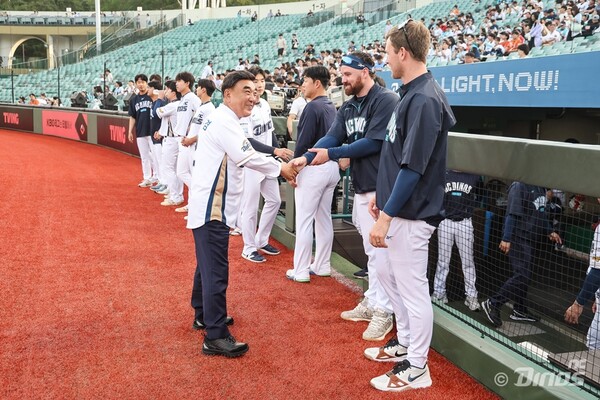 NC 선수단을 격려하는 울산 김두겸 시장(사진=NC)