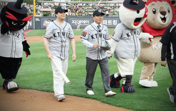 시구와 시타를 진행한 경희대학교 김진상 총장과 박병준 총학생회장(사진=KT)