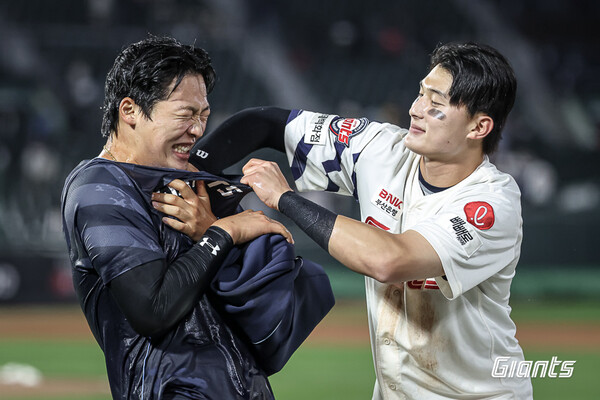 데뷔 첫 선발승의 기쁨을 만끽하는 이민석(사진=롯데)