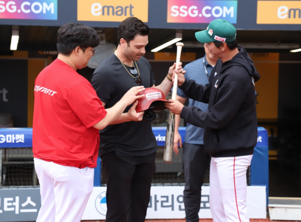 선수들의 배트 선물을 살펴보는 맥브룸(사진=SSG)