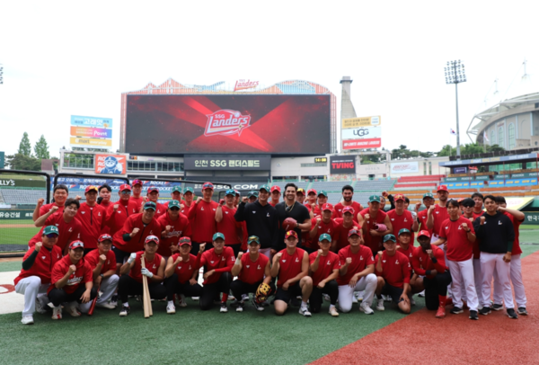 맥브룸과 선수단의 단체 사진(사진=SSG)