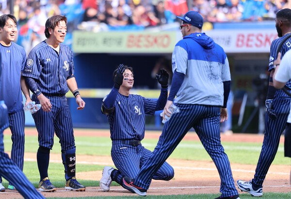 디아즈 신을 경배하는 구자욱(사진=삼성)