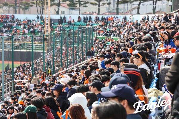 청주구장을 메운 관중들(사진=한화)