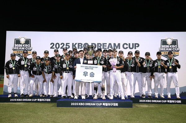 연천 미라클이 26일 횡성 KBO 야구센터에서 열린 '2025 KBO DREAM CUP 독립야구대회' 결승전에서 용인 드래곤즈를 15대 2로 꺾고 우승했다(사진=KBO)