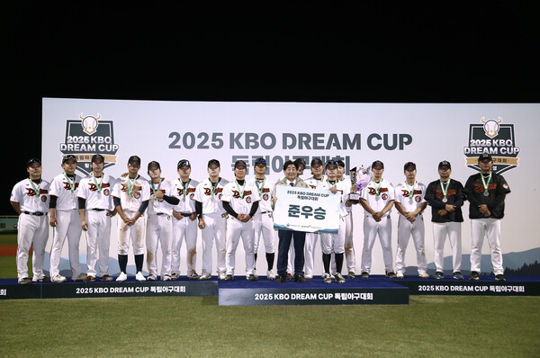 연천 미라클이 26일 횡성 KBO 야구센터에서 열린 '2025 KBO DREAM CUP 독립야구대회' 결승전에서 용인 드래곤즈를 15대 2로 꺾고 우승했다(사진=KBO)