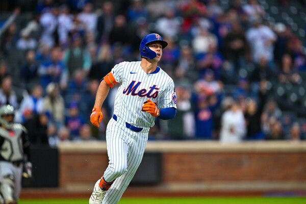 빅리그 복귀 첫 안타를 홈런으로 장식한 제러드 영(사진=뉴욕 메츠)