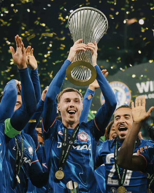 트로피를 들어올린 첼시(사진=첼시 FC SNS)