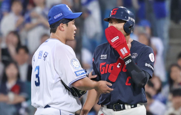 최원태와 전준우(사진=삼성)