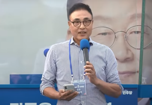 연단에 선 전 한화 이글스 투수 송진우.