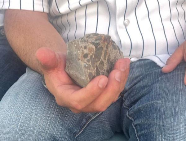 떨어진 콘크리트 조각을 보여주는 양키스 팬(사진=브랜단 쿠티 기자 SNS)