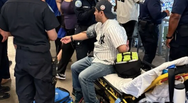 사고 당시 상황을 설명하는 양키스 팬.