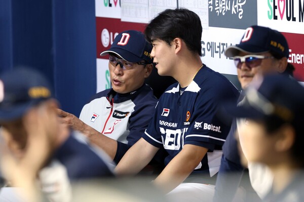 이승엽 감독과 이병헌(사진=두산)