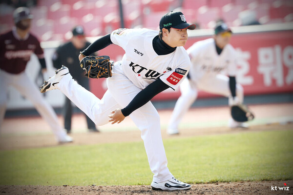 롯데에서 새로운 출발을 다짐하는 박세진(사진=KT)