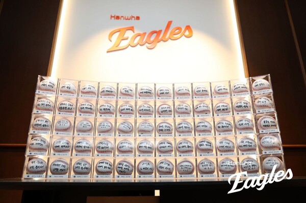 스카우트들이 전달한 기념구, 관중들에게 증정한 키링(사진=한화)