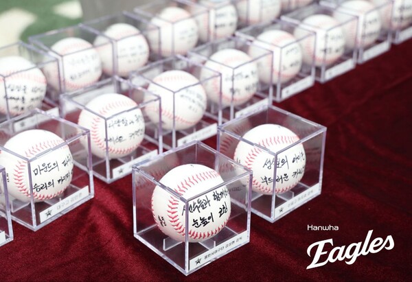 스카우트들이 전달한 기념구, 관중들에게 증정한 키링(사진=한화)