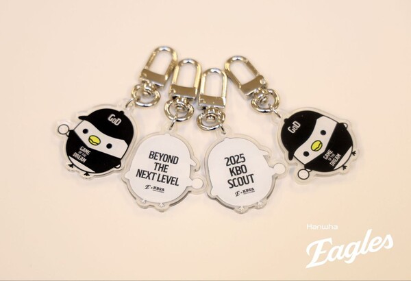 스카우트들이 전달한 기념구, 관중들에게 증정한 키링(사진=한화)