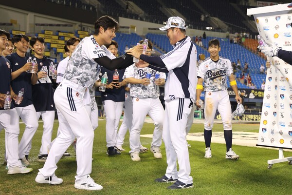 첫 승을 올린 조성환 감독대행(사진=두산)