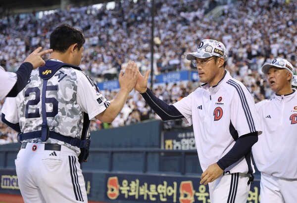 조성환 감독대행과 양의지(사진=두산)